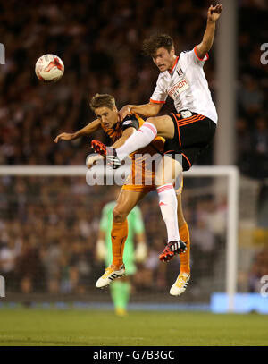 Fußball - Sky Bet Championship - Fulham gegen Wolverhampton Wanderers - Craven Cottage. Fulhams Cameron Burgess und Wolverhampton Wanderers' David Edwards (links) kämpfen um den Ball Stockfoto