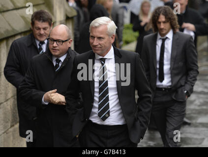 (Von links) Newcastle United Assistant Manager John Carver, Newcastle United-Geschäftsführer Lee Charnley und Manager Alan Pardew, gefolgt von Clubkapitän Fabricio Coloccini (rechts), als sie zur Beerdigung des Fluges MH17-Opfers Liam Sweeney in der St. Mary's Cathedral, Newcastle, eintreffen. Stockfoto