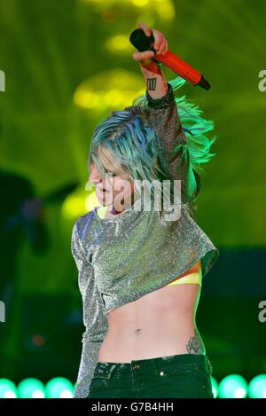 Hayley Williams von Paramore tritt am zweiten Tag des Leeds Festivals im Bramham Park, Leeds, auf. Stockfoto