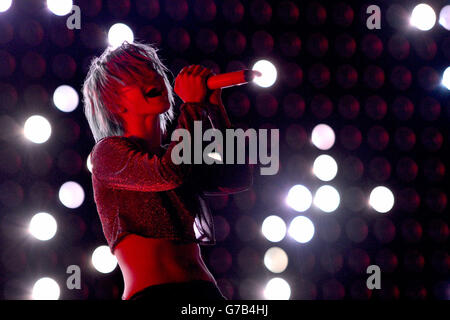 Hayley Williams von Paramore tritt am zweiten Tag des Leeds Festivals im Bramham Park, Leeds, auf. Stockfoto