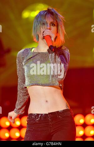 Hayley Williams von Paramore tritt am zweiten Tag des Leeds Festivals im Bramham Park, Leeds, auf. Stockfoto