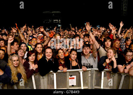 Zuvor unveröffentlichtes Foto vom 23/08/14 von Festivalbesuchern, die auf die Courteeners warten, um am zweiten Tag des Leeds Festivals im Bramham Park, Leeds, aufzutreten. Stockfoto