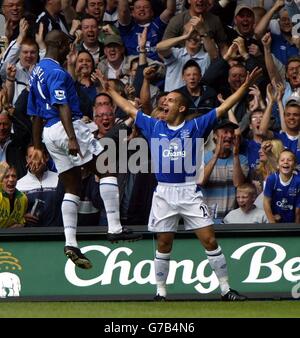 Everton Youngster Leon Osman begrüßt sein Tor vor den Blues-Fans, als Everton die Führung gegen West Brom während ihres Barclays Premiership-Spiels im Goodison Park, Liverpool, am Samstag, 28. August 2004. Stockfoto