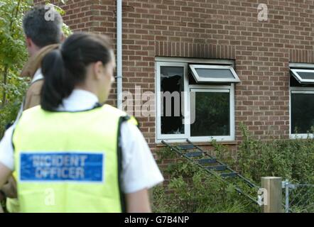 Rettungsdienste nehmen am Ort eines tödlichen Brandes in einer Erdgeschosswohnung in Worthing, West Sussex, Teil. Ein zwei Jahre altes Mädchen starb und drei weitere Personen wurden beim Feuer verletzt. Stockfoto