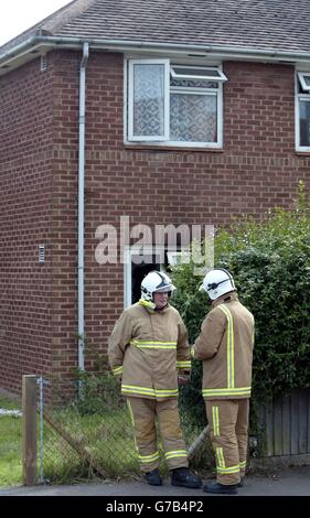 Rettungsdienste nehmen am Ort eines tödlichen Brandes in einer Erdgeschosswohnung in Worthing, West Sussex, Teil. Ein zwei Jahre altes Mädchen starb und drei weitere Personen wurden beim Feuer verletzt. Stockfoto