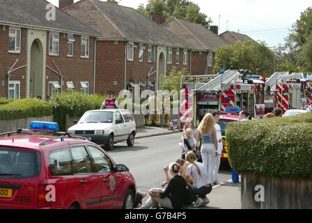 Rettungsdienste nehmen am Ort eines tödlichen Brandes in einer Erdgeschosswohnung in Worthing, West Sussex, Teil. Ein zwei Jahre altes Mädchen starb und drei weitere Personen wurden beim Feuer verletzt. Stockfoto