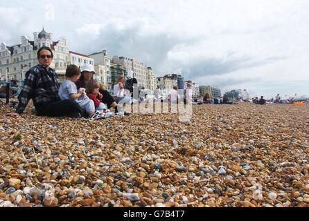 Hunderte von Menschen versammeln sich, um am Strand in Brighton, East Sussex, etwas Sonne zu genießen. Während das Wetter in Großbritannien über das Wochenende an den Bankfeiertage besser werden sollte, hofften die Menschen im Land auf und ab, die wärmeren Temperaturen zu nutzen. Stockfoto