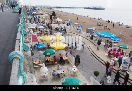 Hunderte von Menschen versammeln sich, um am Strand in Brighton, East Sussex, etwas Sonne zu genießen. Während das Wetter in Großbritannien über das Wochenende an den Bankfeiertage besser werden sollte, hofften die Menschen im Land auf und ab, die wärmeren Temperaturen zu nutzen. Stockfoto