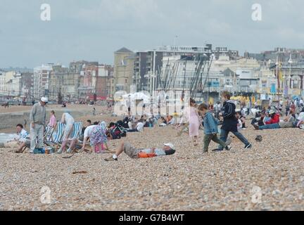 Hunderte von Menschen versammeln sich, um am Strand in Brighton, East Sussex, etwas Sonne zu genießen. Während das Wetter in Großbritannien über das Wochenende an den Bankfeiertage besser werden sollte, hofften die Menschen im Land auf und ab, die wärmeren Temperaturen zu nutzen. Stockfoto