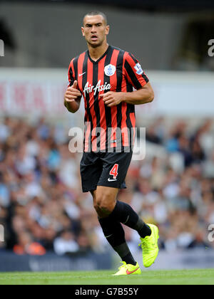 Fußball - Barclays Premier League - Tottenham Hotspur gegen Queens Park Rangers - White Hart Lane. Steven Caulker von Queens Park Rangers im Einsatz gegen Tottenham Hotspur Stockfoto