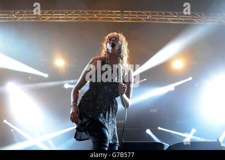 Leeds Festival 2014 - Tag Drei. Rebecca MacIntyre von Marmozets tritt am dritten Tag des Leeds Festivals im Bramham Park, Leeds, auf. Stockfoto