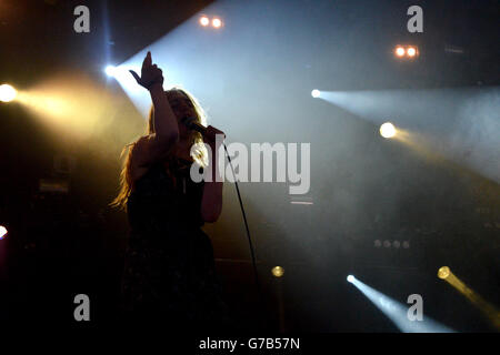 Leeds Festival 2014 - Tag Drei. Rebecca MacIntyre von Marmozets tritt am dritten Tag des Leeds Festivals im Bramham Park, Leeds, auf. Stockfoto