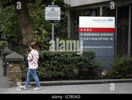 Der Eingang zur Unfall- und Notaufnahme des Royal Free Hospital in Hampstead, London, wo ein britischer Gesundheitsarbeiter, der in Sierra Leone positiv auf Ebola getestet wurde, behandelt werden soll, nachdem er mit einem Royal Air Force Jet nach Großbritannien evakuiert wurde. Stockfoto