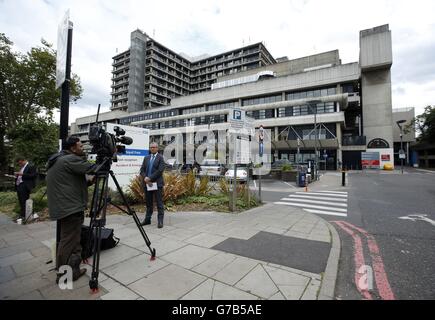 Vor dem Eingang des Royal Free Hospital in Hampstead, London, versammeln sich die Medien, wo ein britischer Gesundheitshelfer, der in Sierra Leone Ebola-positiv getestet hat, behandelt werden soll, nachdem er mit einem Royal Air Force Jet nach Großbritannien evakuiert wurde. Stockfoto