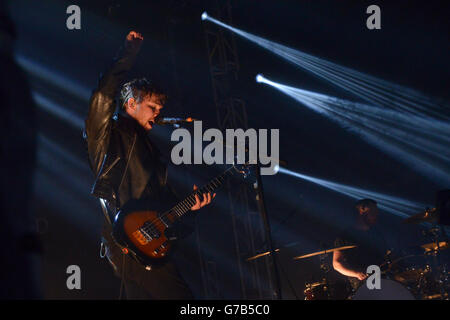 Mike Kerr von Royal Blood tritt am dritten Tag des Leeds Festivals im Bramham Park, Leeds, auf. Stockfoto