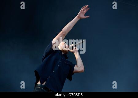 Dan Reynolds von The Imagine Dragons tritt am dritten Tag des Leeds Festivals im Bramham Park, Leeds, auf. Stockfoto