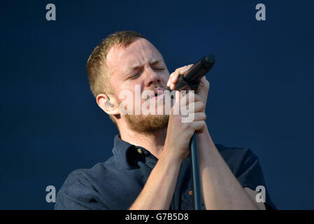 Leeds Festival 2014 - Tag Drei. Dan Reynolds von The Imagine Dragons tritt am dritten Tag des Leeds Festivals im Bramham Park, Leeds, auf. Stockfoto