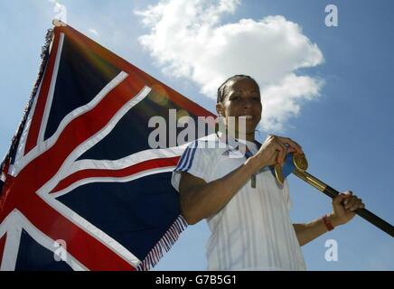 Großbritanniens Doppel-Goldmedaillengewinnerin Kelly Holmes feiert mit den Medaillen, die sie für die 800m und 1500m in Athen, Griechenland, gewonnen hat. Kelly wird die britische Flagge bei der heutigen Abschlusszeremonie tragen. Stockfoto