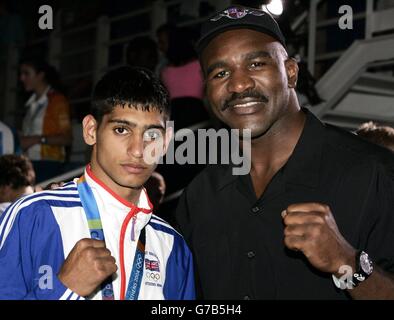 Großbritanniens Silbermedaillengewinnerin Amir Khan (links) mit dem ehemaligen Schwergewichtsmeister des World Evander Holyfield nach dem Leichtgewicht-Finale in der Peristeri Olympic Boxing Hall in Athen. Stockfoto