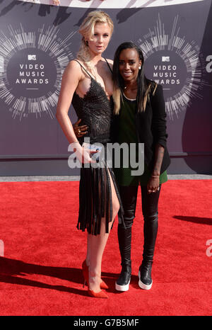 Irland Baldwin und Angel Haze bei der Ankunft bei den MTV Video Music Awards 2014 im Forum in Inglewood, Los Angeles. Stockfoto