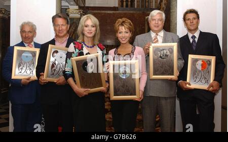 Von links nach rechts; Schauspieler Simon Callow, ehemaliges Kabinettsmitglied Michael Portillo, Schauspielerin Joanna Lumley, Newsreader Natasha Kaplinsky, Kriegsreporter John Simpson und olympischer Goldmedaillengewinner James Cracknell posieren mit den klassischen Schallplatten, für die sie sich bei den Nominierungen für Gramophone Record of the Year im Mandarin Oriental London einsetzen. Stockfoto