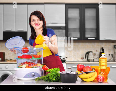 junges Mädchen Chef Schneiden von Gemüse in der Küche Stockfoto