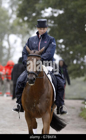 Die britische Zara Phillips Riding High Kingdom erwärmt sich im Regen, bevor sie am fünften Tag der Alltech FEI World Equestrian Games im Le Pin National Stud, Normandie, Frankreich, in der Dressurphase des Wettkampfes antritt. Stockfoto