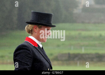 Die britische Zara Phillips Riding High Kingdom erwärmt sich im Regen, bevor sie am fünften Tag der Alltech FEI World Equestrian Games im Le Pin National Stud, Normandie, Frankreich, in der Dressurphase des Wettkampfes antritt. Stockfoto