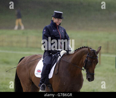 Die britische Zara Phillips Riding High Kingdom erwärmt sich im Regen, bevor sie am fünften Tag der Alltech FEI World Equestrian Games im Le Pin National Stud, Normandie, Frankreich, in die Dressurphase des Wettkampfes eingeht. DRÜCKEN SIE VERBANDSFOTO. Bilddatum: Donnerstag, 28. August 2014. Bildnachweis sollte lauten: Steve Parsons/PA Wire. Stockfoto