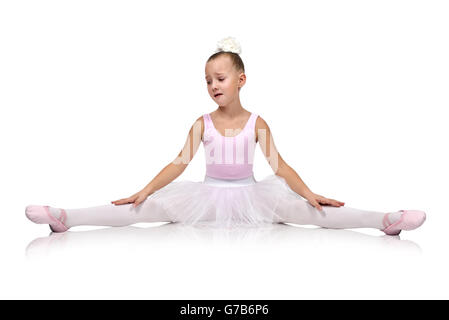 müde kleine Ballett-Tänzerin im rosa Tutu auf Boden sitzend Stockfoto