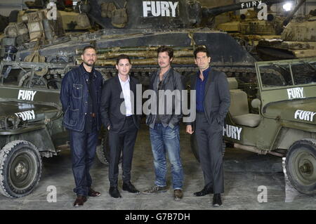 (Von links nach rechts) Autor/Regisseur David Ayer, Logan Lerman Brad Pitt und Jon Bernthal während einer Fotoausstellung für den Film Fury aus dem Zweiten Weltkrieg im Tank Museum in Bovington, Dorset. Stockfoto