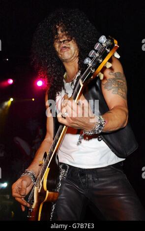 Gitarrist Slash von Velvet Revolver spielt live auf der Bühne des Carling Apollo Hammersmith im Westen Londons. Stockfoto