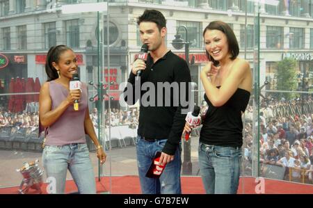 DIE US-Schauspielerin Jada Pinkett Smith mit den Moderatoren Dave Berry und Emma Griffiths (rechts) während ihres Gastauftritts in der TRL - Total Request Live - Show von MTV in den neuen Studios am Leicester Square, im Zentrum von London, vor der britischen Premiere heute Abend ihres neuesten Films „Collateral“. Stockfoto