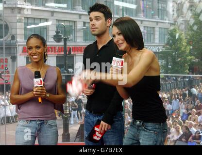 DIE US-Schauspielerin Jada Pinkett Smith mit den Moderatoren Dave Berry und Emma Griffiths (rechts) während ihres Gastauftritts in der TRL - Total Request Live - Show von MTV in den neuen Studios am Leicester Square, im Zentrum von London, vor der britischen Premiere heute Abend ihres neuesten Films „Collateral“. Stockfoto