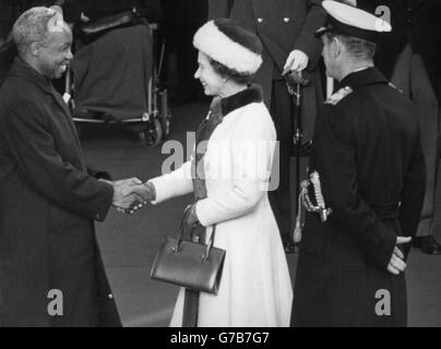 Der Präsident Nyerere von Tansania wird zu Beginn seines ersten offiziellen Besuchs in Großbritannien, seit er Tansania 1961 zur Unabhängigkeit führte, von Königin Elizabeth II. Auf der Londoner Victoria Station begrüßt. Stockfoto