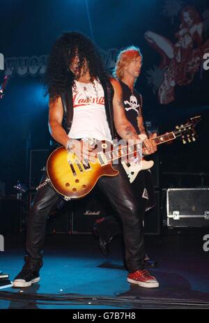 Gitarrist Slash von Velvet Revolver spielt live auf der Bühne des Carling Apollo Hammersmith im Westen Londons. Stockfoto