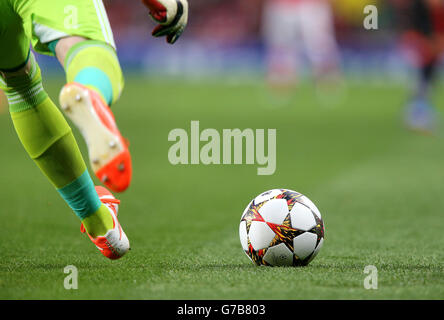 Fußball - UEFA Champions League - Qualifikation - Play Off - zweite Etappe - Arsenal gegen Besiktas - Emirates Stadium. Besiktas-Torhüterin Tolga Zengin macht einen Torstoß Stockfoto