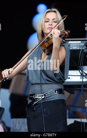 Sharon Corr von der irischen Gruppe The Corrs während der Proben auf der Bühne, im Hyde Park im Zentrum von London, für die BBC Proms in the Park, die am Samstag, dem 11. September 2004, abgehalten wurden. Stockfoto