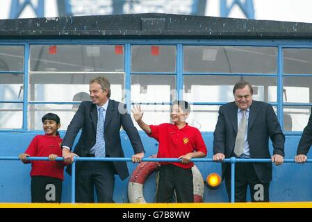 Der britische Premierminister Tony Blair und der stellvertretende Premierminister John Prescott auf der Middlesbrough Transporter Bridge mit Kindern der Abingdon Primary School, Middlesbrough, um die "Es liegt jetzt an Ihnen!" zu enthüllen. Ad van, der auf der Brücke geparkt wurde. Die Kampagne "Ihr Sagen", die heute zu Ende geht, versuchte, die Öffentlichkeit über den Nordosten vor dem Referendum über die vorgeschlagene Regionalversammlung im Nordosten am 4. November zu informieren. Stockfoto