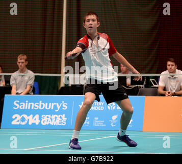 Der Engländer Johnnie Torjussen tritt im Badminton bei den Sainsbury's School Games 2014 in der Armitage, Manchester, gegen Ulsters Matthew Lightbody (nicht im Bild) an. DRÜCKEN SIE VERBANDSFOTO. Bilddatum: Freitag, 5. September 2014. Bildnachweis sollte lauten: Tony Marshall/PA Wire. Stockfoto