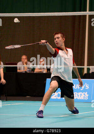 Der Engländer Johnnie Torjussen tritt im Badminton bei den Sainsbury's School Games 2014 in der Armitage, Manchester, gegen Ulsters Matthew Lightbody (nicht im Bild) an. DRÜCKEN SIE VERBANDSFOTO. Bilddatum: Freitag, 5. September 2014. Bildnachweis sollte lauten: Tony Marshall/PA Wire. Stockfoto