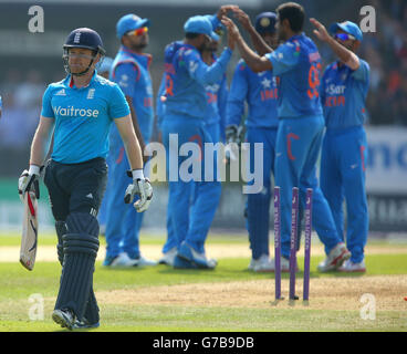 Der englische Eoin Morgan macht sich auf den Weg zurück zum Pavillon, nachdem er von Indias MS Dhoni beim fünften ODI im Headingley Carnegie Stadium, Leeds, beim Bowling von Indias Ravichandran Ashwin gestolpert wurde. Stockfoto