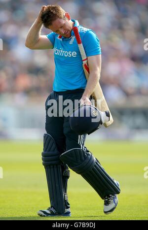 Der englische Eoin Morgan macht sich auf den Weg zurück zum Pavillon, nachdem er von Indias MS Dhoni beim fünften ODI im Headingley Carnegie Stadium, Leeds, beim Bowling von Indias Ravichandran Ashwin gestolpert wurde. Stockfoto