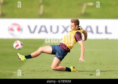 Englands Calum Chambers während einer Trainingseinheit im St. George's Park, Burton upon Trent. DRÜCKEN SIE VERBANDSFOTO. Bilddatum: Freitag, 5. September 2014. Siehe PA Story SOCCER England. Bildnachweis sollte lauten: Mike EgertonPA Wire. EINSCHRÄNKUNGEN: Nutzung unterliegt FA-Einschränkungen. Kommerzielle Nutzung nur mit vorheriger schriftlicher Zustimmung des FA. Keine Bearbeitung außer Zuschneiden. Rufen Sie +44 (0)1158 447447 an, oder besuchen Sie www.paphotos.com/info/, um alle Einschränkungen und weitere Informationen zu erhalten. Stockfoto