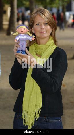 Ulrika Jonsson posiert für Fotografen während einer Fotocall, um die Einführung der neuen Bob the Builder DVD zu promoten, Snowed Under: The Bobblesberg Winter Games außerhalb des ICA in der Mall, im Zentrum von London. Ulrika und Neil liefern die Stimmen in der beliebten Kinderfernsehserie. Die DVD erscheint im November 8. Stockfoto