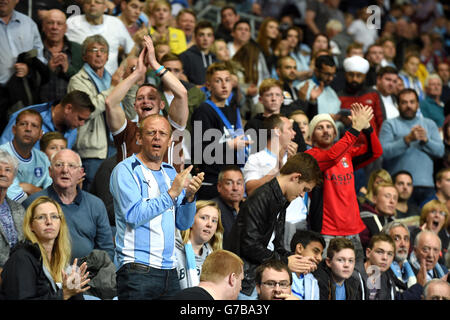 Soccer - Sky Bet League One - Coventry City / Gillingham - Ricoh Arena. Allgemeine Ansicht Coventry City Fans auf den Tribünen in der Nacht der Rückkehr in die Ricoh Arena Stockfoto