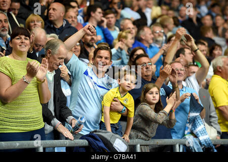 Soccer - Sky Bet League One - Coventry City / Gillingham - Ricoh Arena. Allgemeine Ansicht Coventry City Fans auf den Tribünen in der Nacht der Rückkehr in die Ricoh Arena Stockfoto