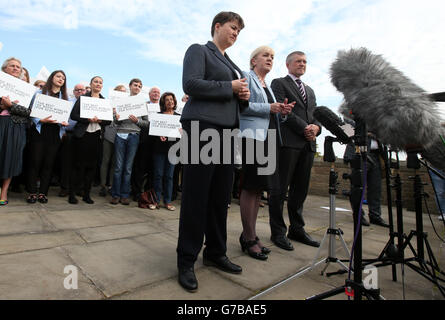 (Von links nach rechts) Ruth Davidson, schottischer Führer der Konservativen, Johann Lamont, schottischer Führer der Labour Party und Willie Rennie, schottischer Führer der Liberaldemokraten, kommen in Edinburgh an der Dynamic Earth an, Als die Führer der drei schottischen Parteien, die den schottischen Platz im Vereinigten Königreich unterstützen, nach einem Nein-Votum weitere Einzelheiten zur Umsetzung von mehr Befugnissen für das schottische Parlament ausmachten. Stockfoto