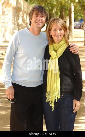 Neil Morrissey und Ulrika Jonsson posiert für Fotografen während eines Fotoalles, um die Einführung der neuen Bob The Builder DVD zu fördern, Snowed Under: The Bobblesberg Winter Games außerhalb des ICA in der Mall, im Zentrum von London. Ulrika und Neil liefern die Stimmen für Bob und Jana in der beliebten Kinderfernsehserie. Die DVD erscheint am 8. November. Stockfoto