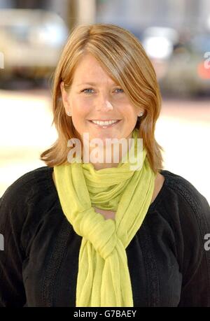 Ulrika Jonsson posiert für Fotografen während einer Fotocall, um die Einführung der neuen Bob The Builder DVD zu fördern, Snowed Under: The Bobblesberg Winter Games außerhalb des ICA in der Mall, Central London. Ulrika und Neil liefern die Stimmen für Bob und Jana in der beliebten Kinderfernsehserie. Die DVD erscheint am 8. November. Stockfoto